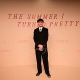 Christopher Briney brilla en Première del final de 'El verano que me enamoré' en París