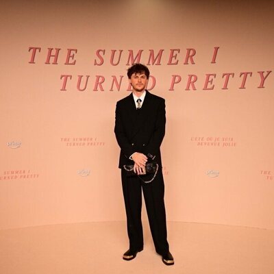 Christopher Briney brilla en Première del final de 'El verano que me enamoré' en París