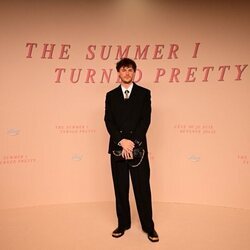 Christopher Briney brilla en Première del final de 'El verano que me enamoré' en París