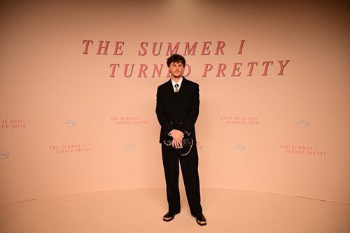 Christopher Briney brilla en Première del final de 'El verano que me enamoré' en París