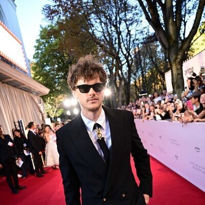 Christopher Briney en París, Francia: Première del final de 'El verano que me enamoré' en París