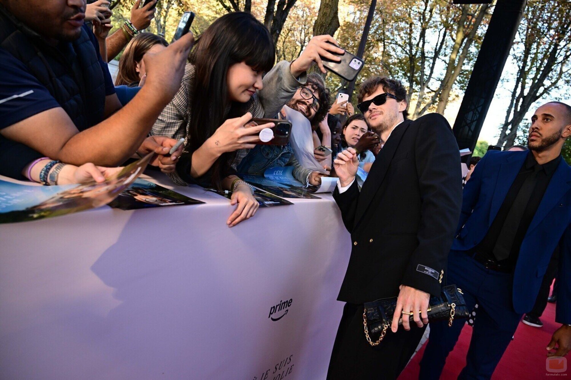Christopher Briney, en el photocall en Première del final de 'El verano que me enamoré' en París