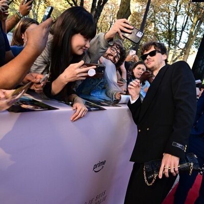 Christopher Briney, en el photocall en Première del final de 'El verano que me enamoré' en París