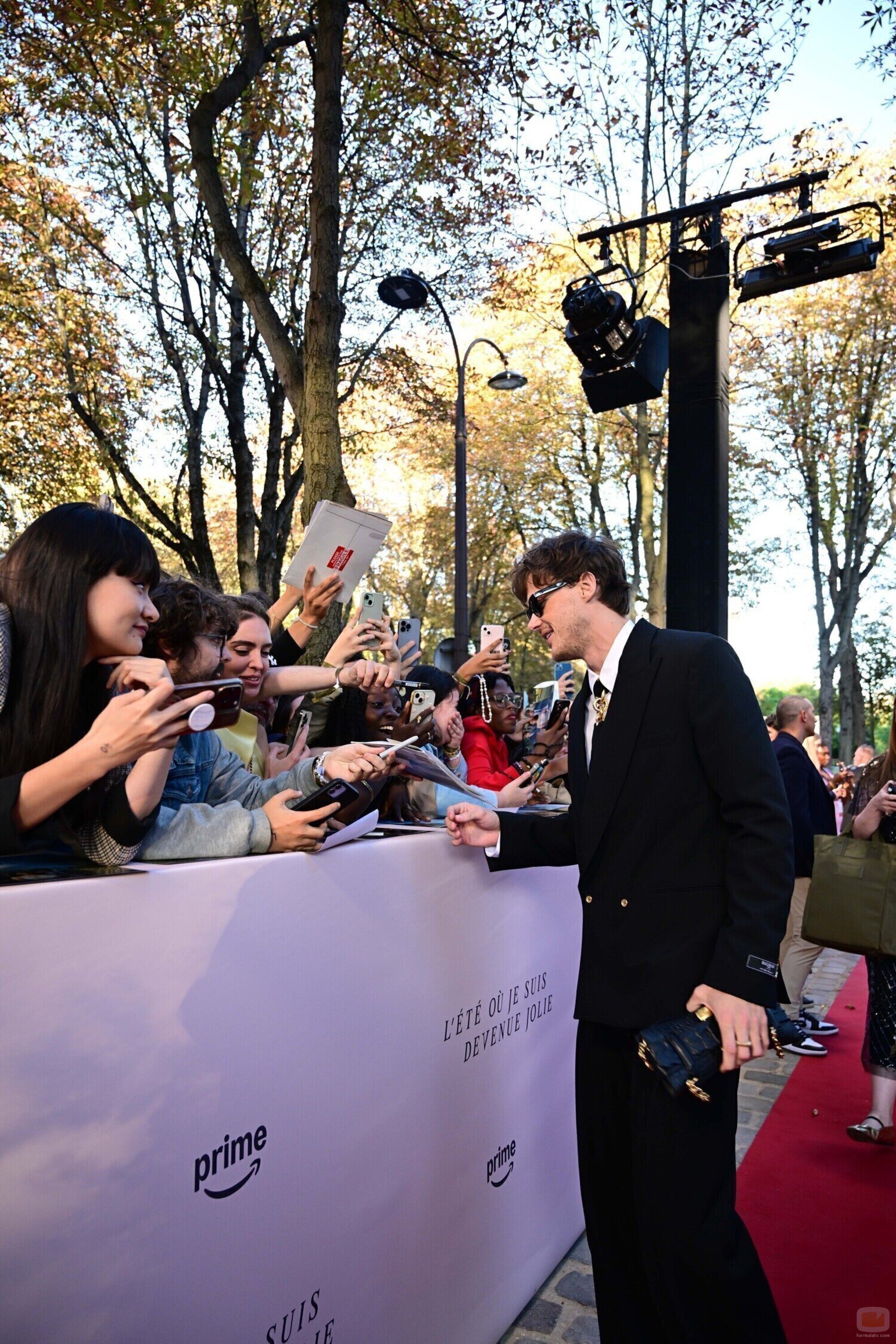 Christopher Briney, saludando a la prensa en Première del final de 'El verano que me enamoré' en París