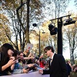 Christopher Briney, saludando a la prensa en Première del final de 'El verano que me enamoré' en París
