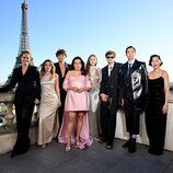 Rachel Blanchard, Rain Spencer, Gavin Casalegno, Jenny Han, Lola Tung, Christopher Briney, Sean Kaufman y Jackie Chung en el evento de Première del final de 'El verano que me enamoré' en París