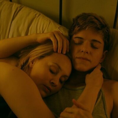 Sarah Gadon y Mae Martin en la temporada 1 y el capítulo 01 de 'Incontrolables'
