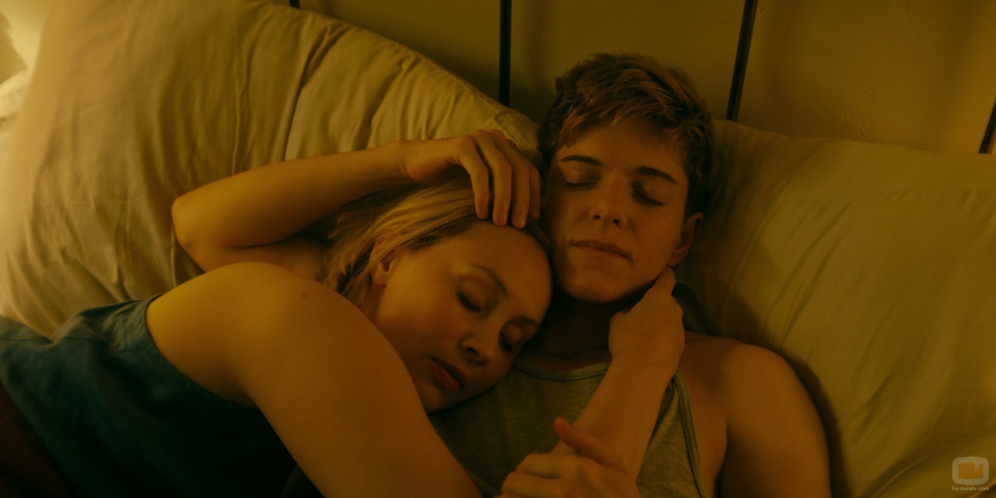 Sarah Gadon y Mae Martin en la temporada 1 y el capítulo 01 de 'Incontrolables'