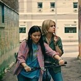 Alyvia Alyn Lind y Sydney Topliffe en el 1x01 de 'Incontrolables'