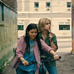 Alyvia Alyn Lind y Sydney Topliffe en el 1x01 de 'Incontrolables'