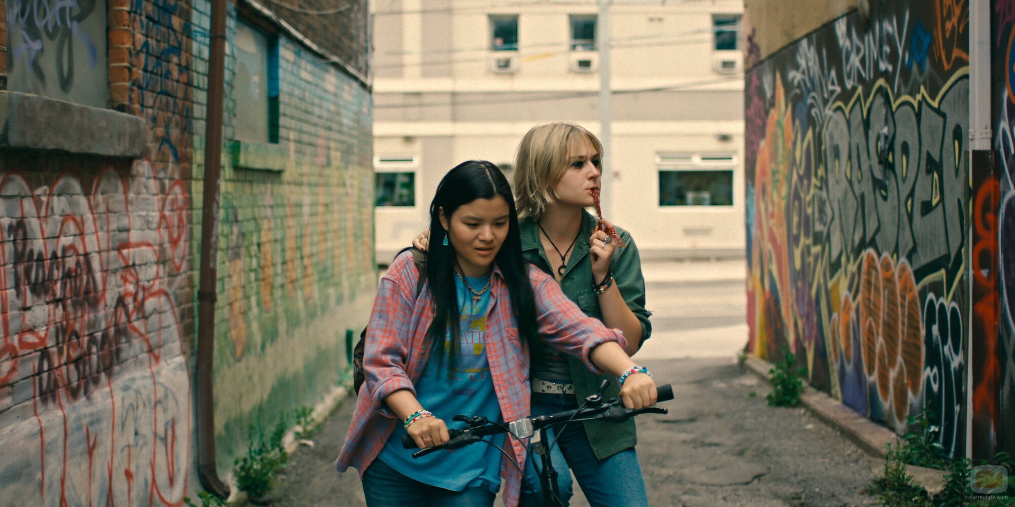 Alyvia Alyn Lind y Sydney Topliffe en el 1x01 de 'Incontrolables'