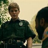 Mae Martin en 1x01 'Tall Pines' de 'Incontrolables'