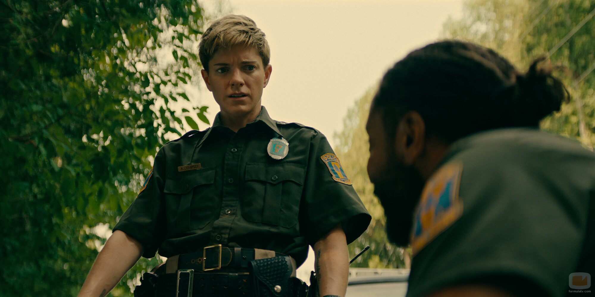Mae Martin en 1x01 'Tall Pines' de 'Incontrolables'
