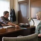 Patrick J Adams y Alyvia Alyn Lind en 1x01 'Tall Pines' de 'Incontrolables'