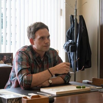 Patrick J Adams en el 1x01 de 'Incontrolables'