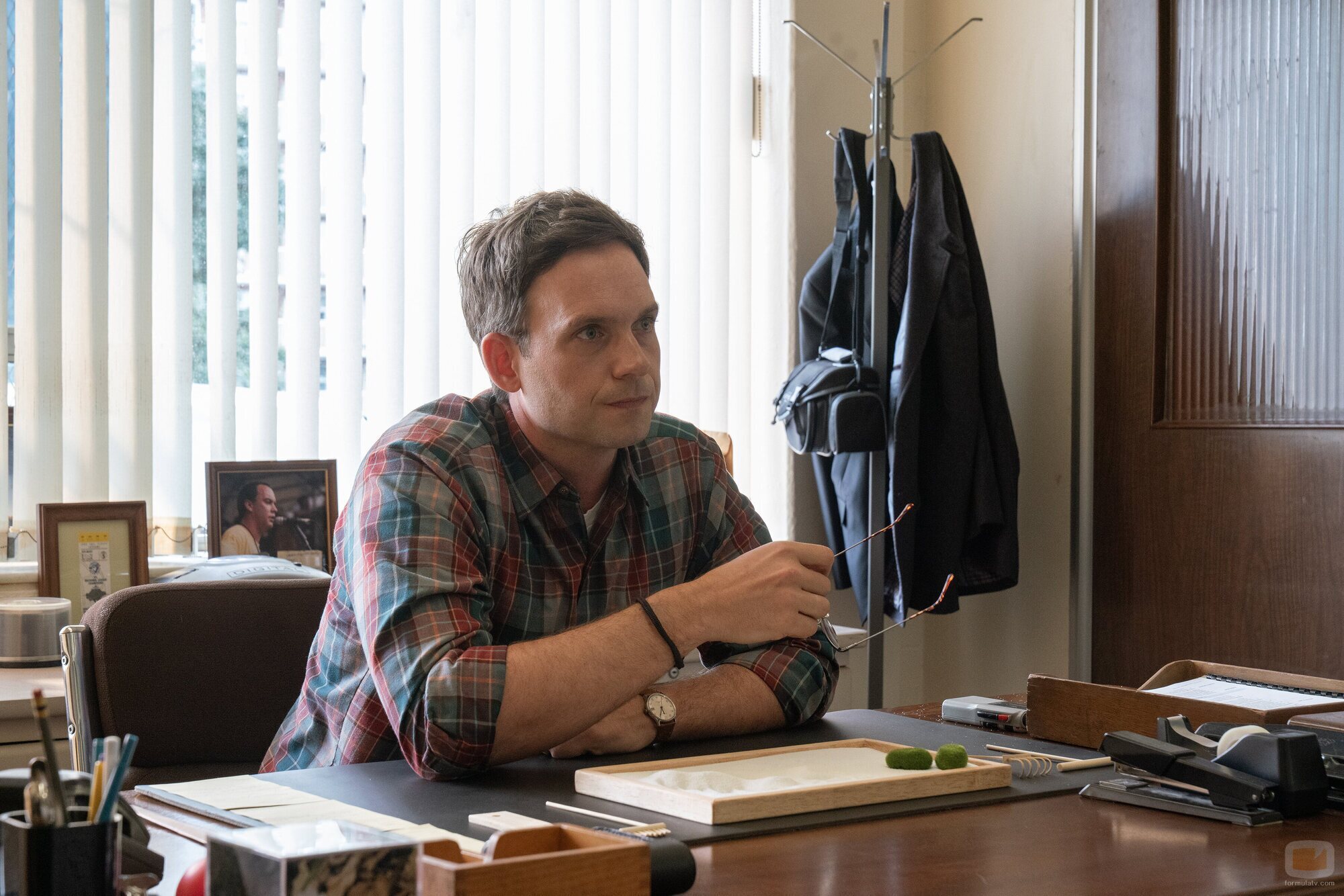 Patrick J Adams en el 1x01 de 'Incontrolables'
