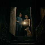 Sarah Gadon y Mae Martin en 1x01 'Tall Pines' de 'Incontrolables'