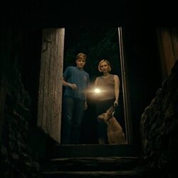 Sarah Gadon y Mae Martin en 1x01 'Tall Pines' de 'Incontrolables'