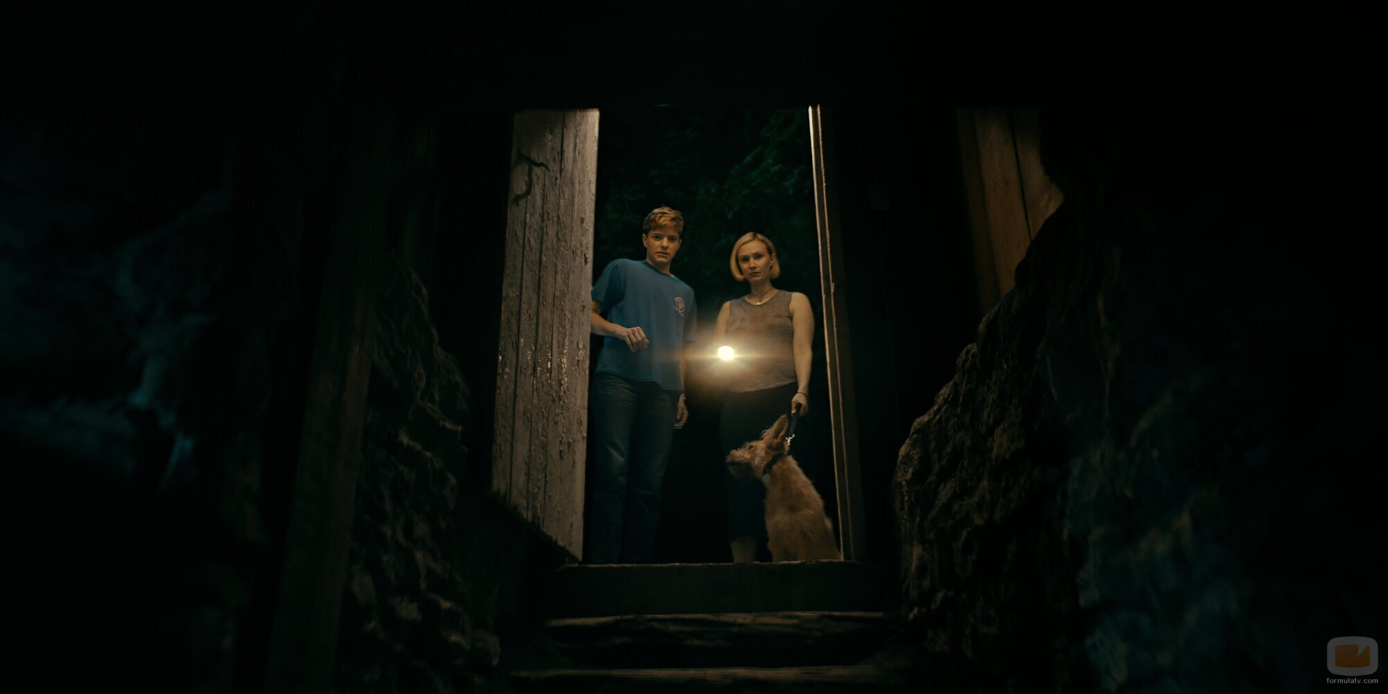 Sarah Gadon y Mae Martin en 1x01 'Tall Pines' de 'Incontrolables'