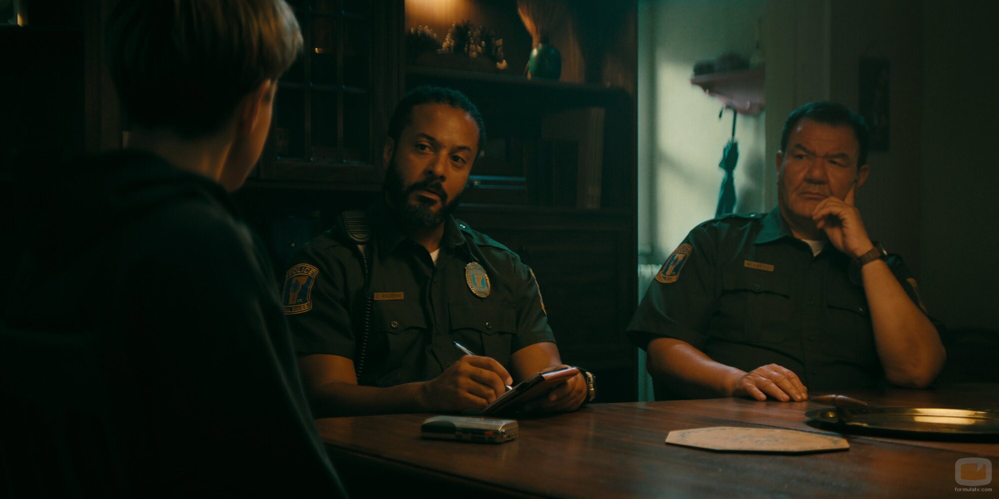 Brandon Jay McLaren y Patrick Gallagher en el 1x02 de 'Wayward'