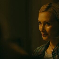 Sarah Gadon en Capítulo 2 titulado 'Madriguera' de 'Incontrolables'