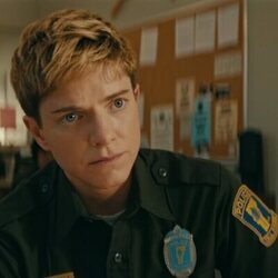 Mae Martin en 1x03 titulado 'Salir' de 'Incontrolables'