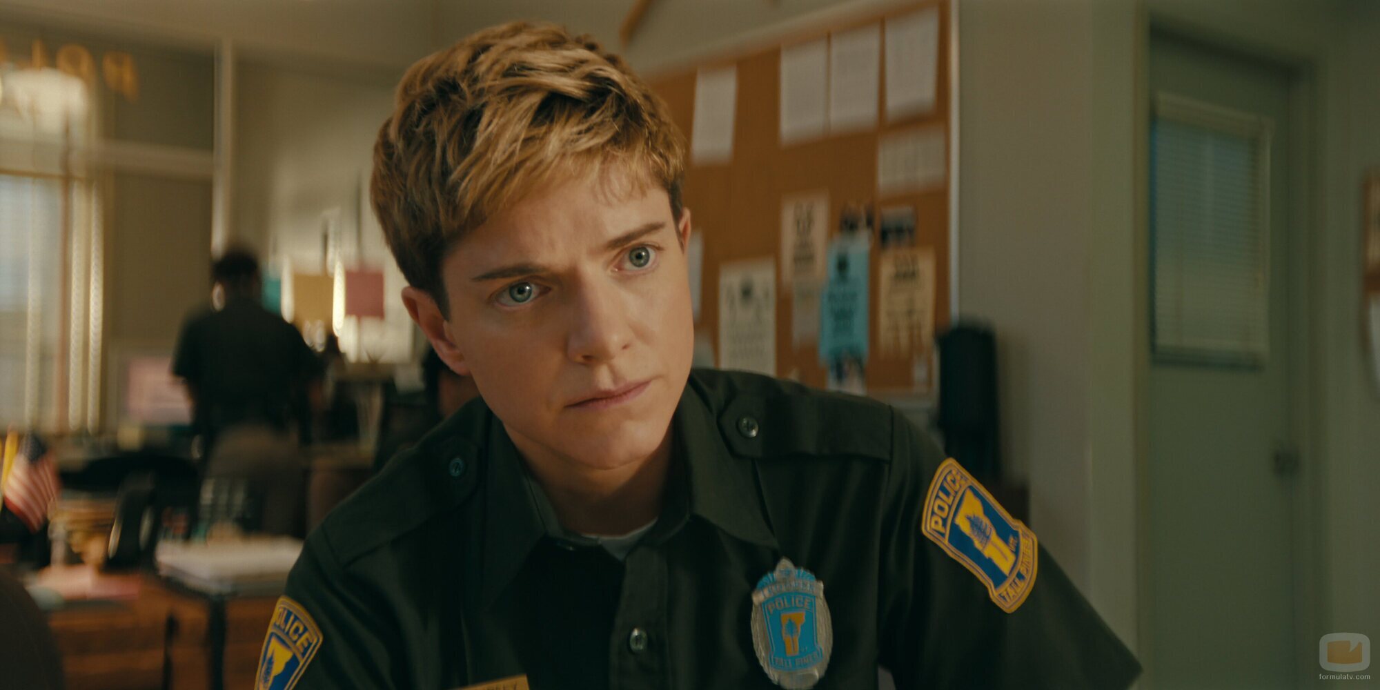 Mae Martin en 1x03 titulado 'Salir' de 'Incontrolables'