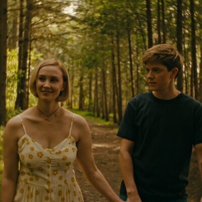 Sarah Gadon y Mae Martin en el 1x03 de 'Wayward'