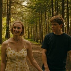 Sarah Gadon y Mae Martin en el 1x03 de 'Wayward'