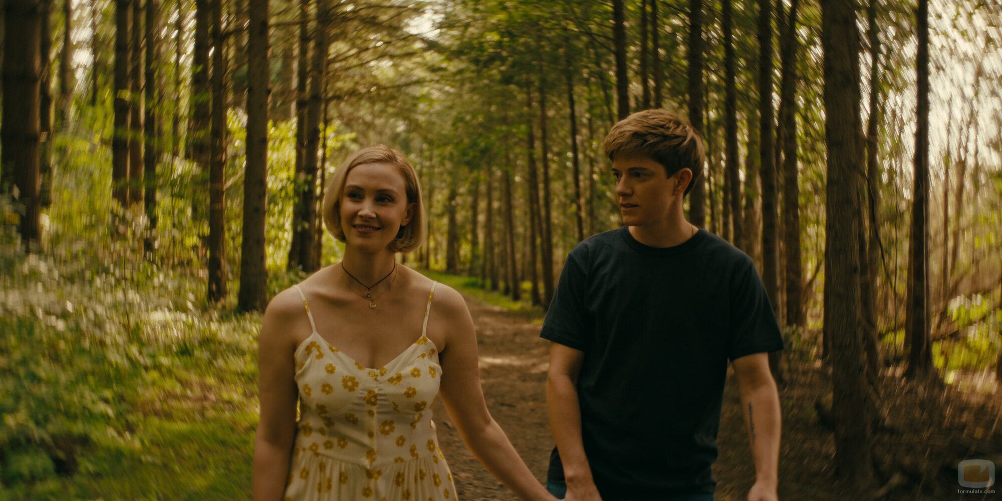 Sarah Gadon y Mae Martin en el 1x03 de 'Wayward'