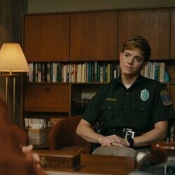 Mae Martin en Capítulo 3 titulado 'Salir' de 'Incontrolables'