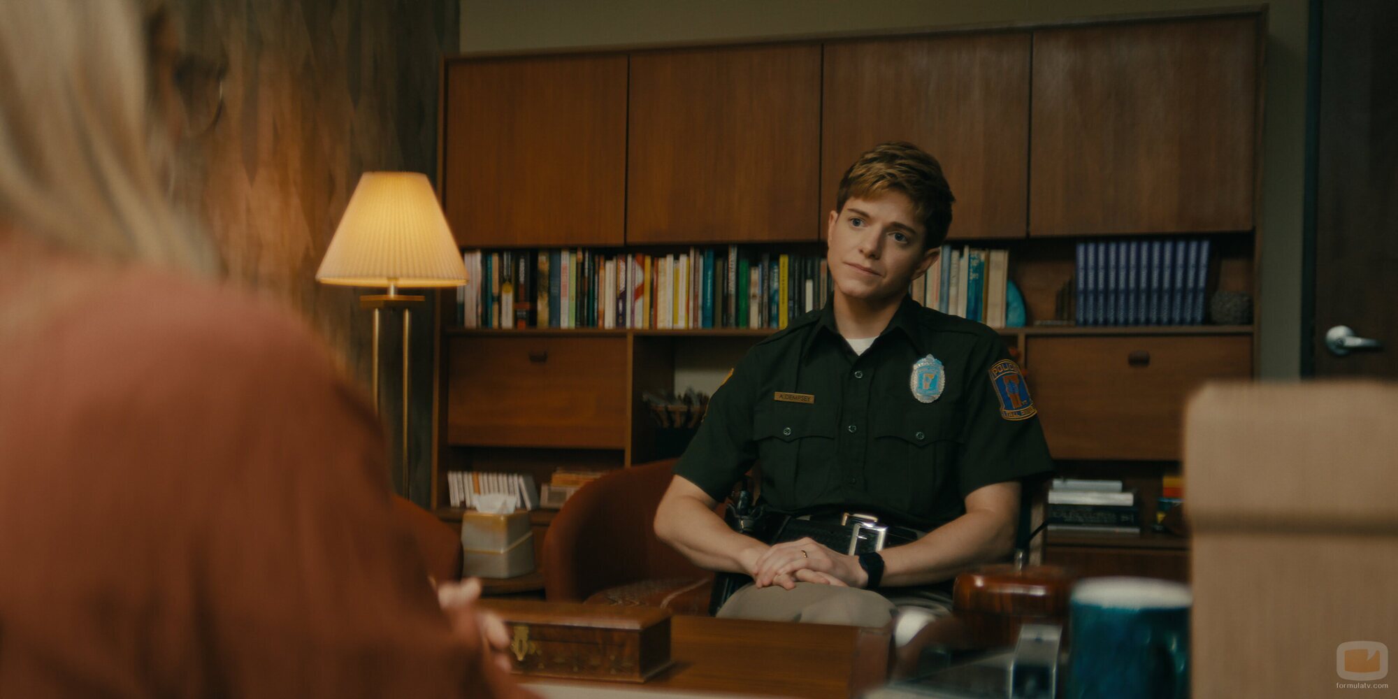 Mae Martin en Capítulo 3 titulado 'Salir' de 'Incontrolables'