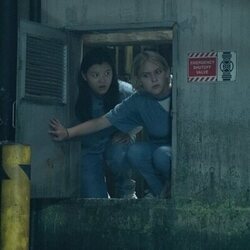 Alyvia Alyn Lind y Sydney Topliffe en Capítulo 3 titulado 'Salir' de 'Incontrolables'