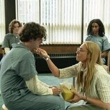 Toni Collette y John Daniel en el 1x03 de 'Incontrolables'