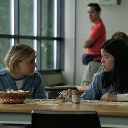 Alyvia Alyn Lind y Sydney Topliffe en el 1x03 de 'Incontrolables'