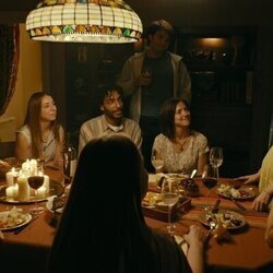 Sarah Gadon y Mae Martin en 1x05 'Construir' de 'Incontrolables'