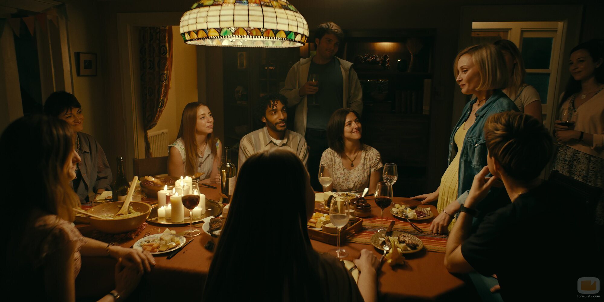 Sarah Gadon y Mae Martin en 1x05 'Construir' de 'Incontrolables'