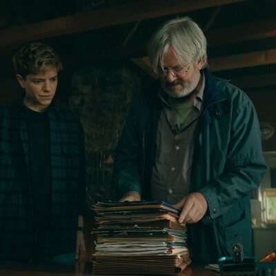 Mark McKinney y Mae Martin en 'Construir' de 'Incontrolables'