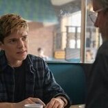 Mark McKinney y Mae Martin en la temporada 1 y el capítulo 05 de 'Incontrolables'