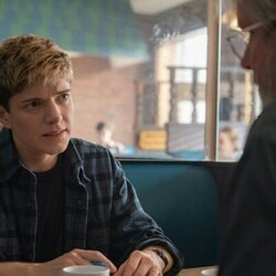 Mark McKinney y Mae Martin en la temporada 1 y el capítulo 05 de 'Incontrolables'