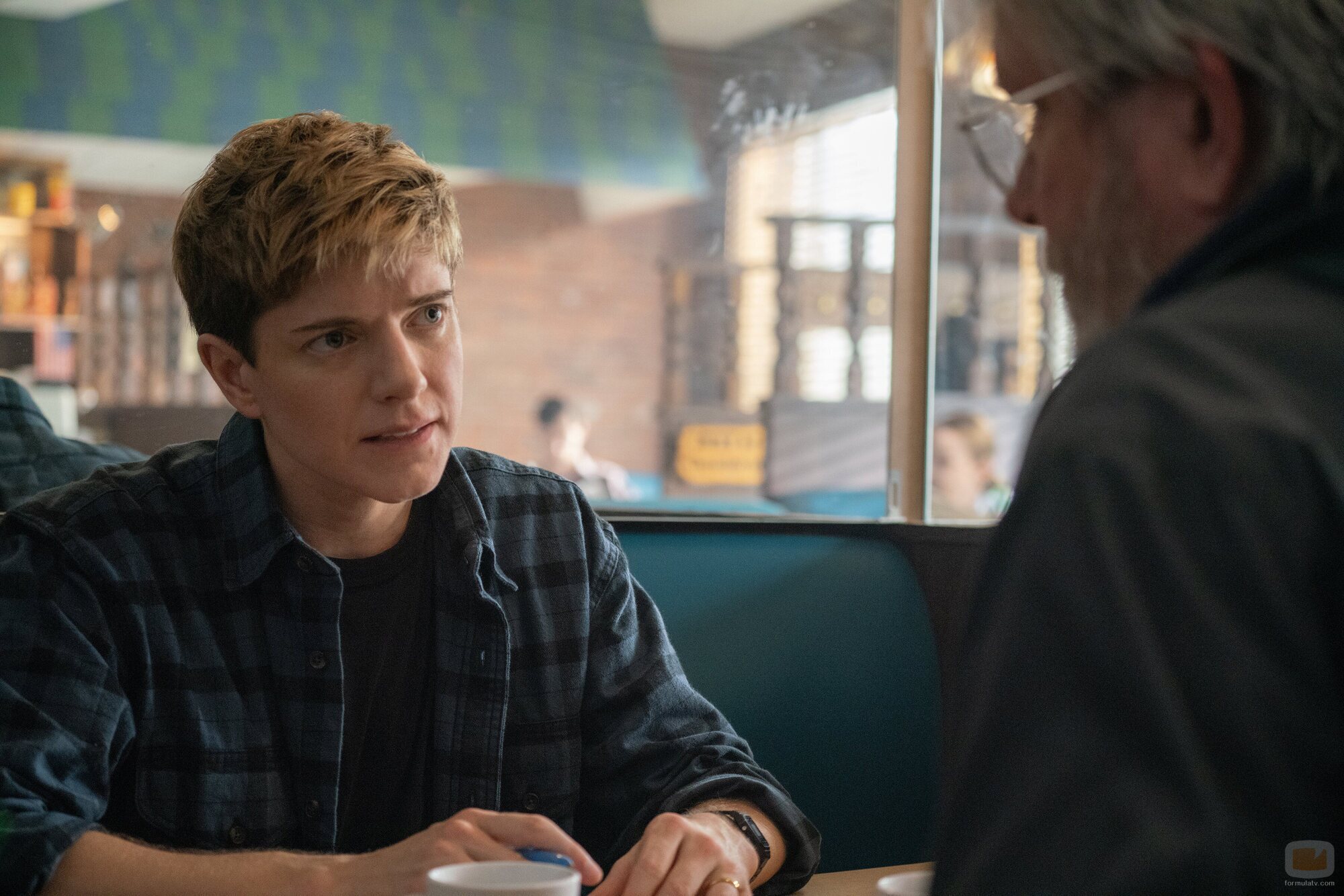 Mark McKinney y Mae Martin en la temporada 1 y el capítulo 05 de 'Incontrolables'