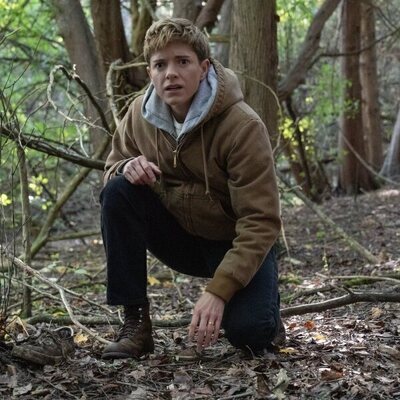 Mae Martin en el 1x07 de 'Incontrolables'