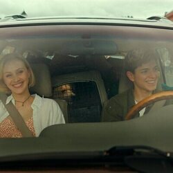 Sarah Gadon y Mae Martin en el 1x07 de 'Incontrolables'