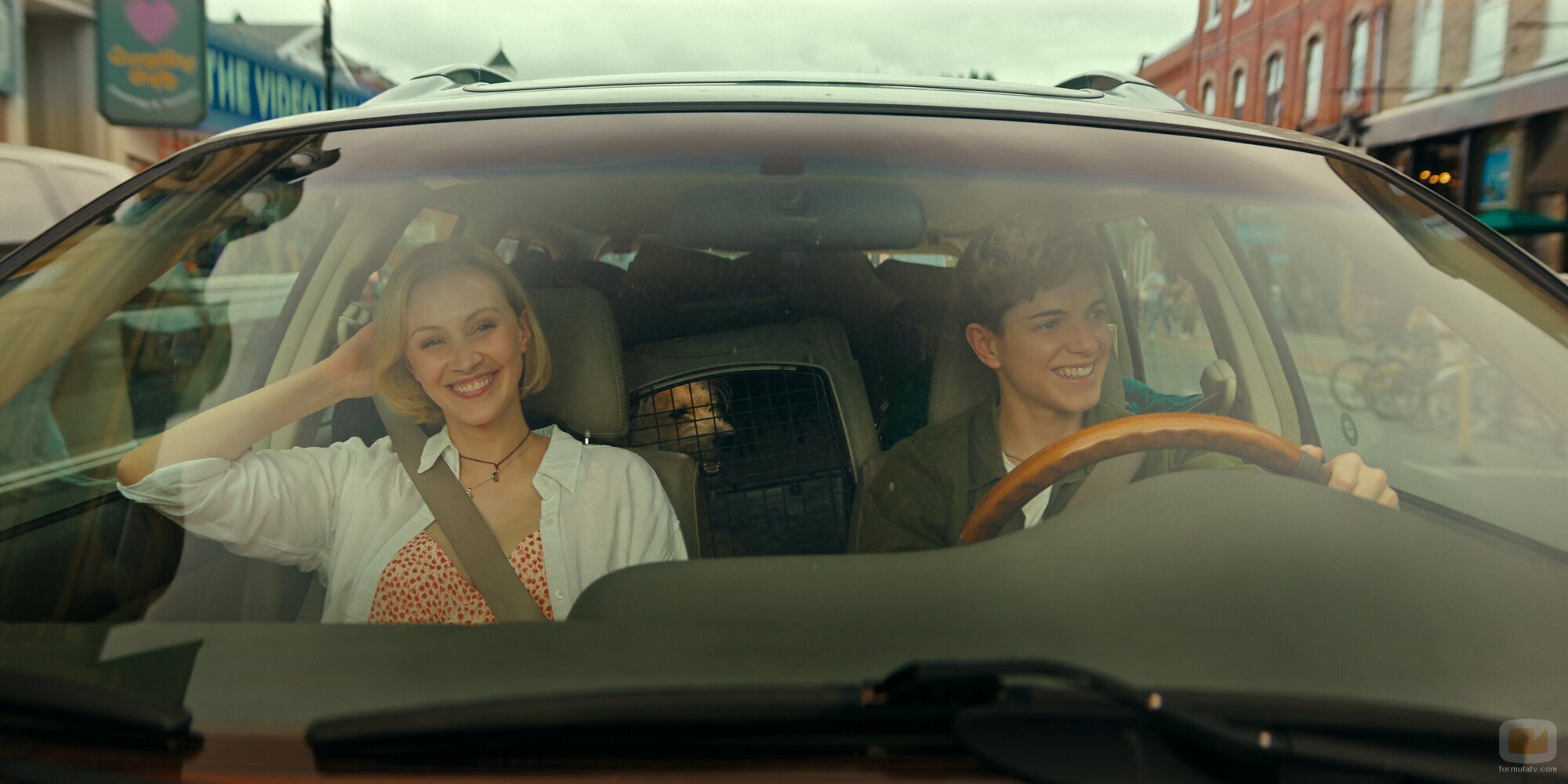 Sarah Gadon y Mae Martin en el 1x07 de 'Incontrolables'