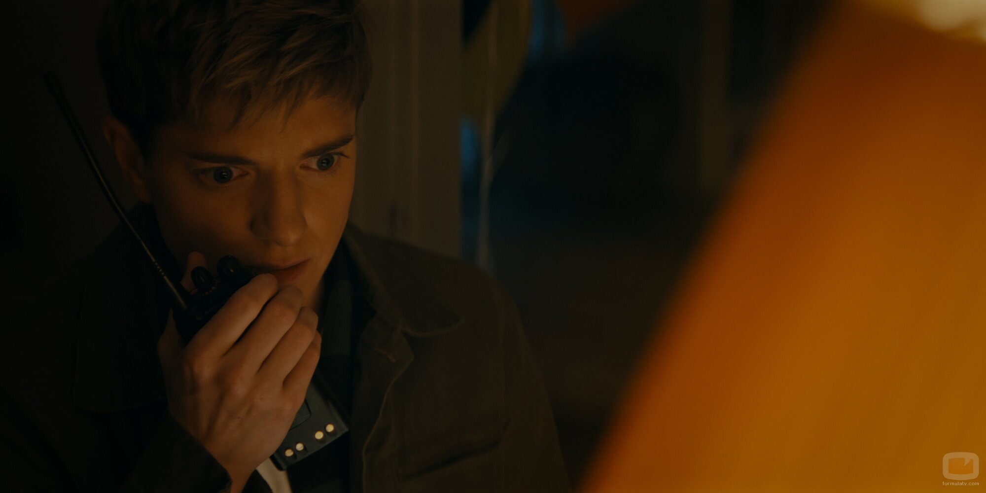 Mae Martin en Capítulo 7 titulado 'Ascenso' de 'Incontrolables'