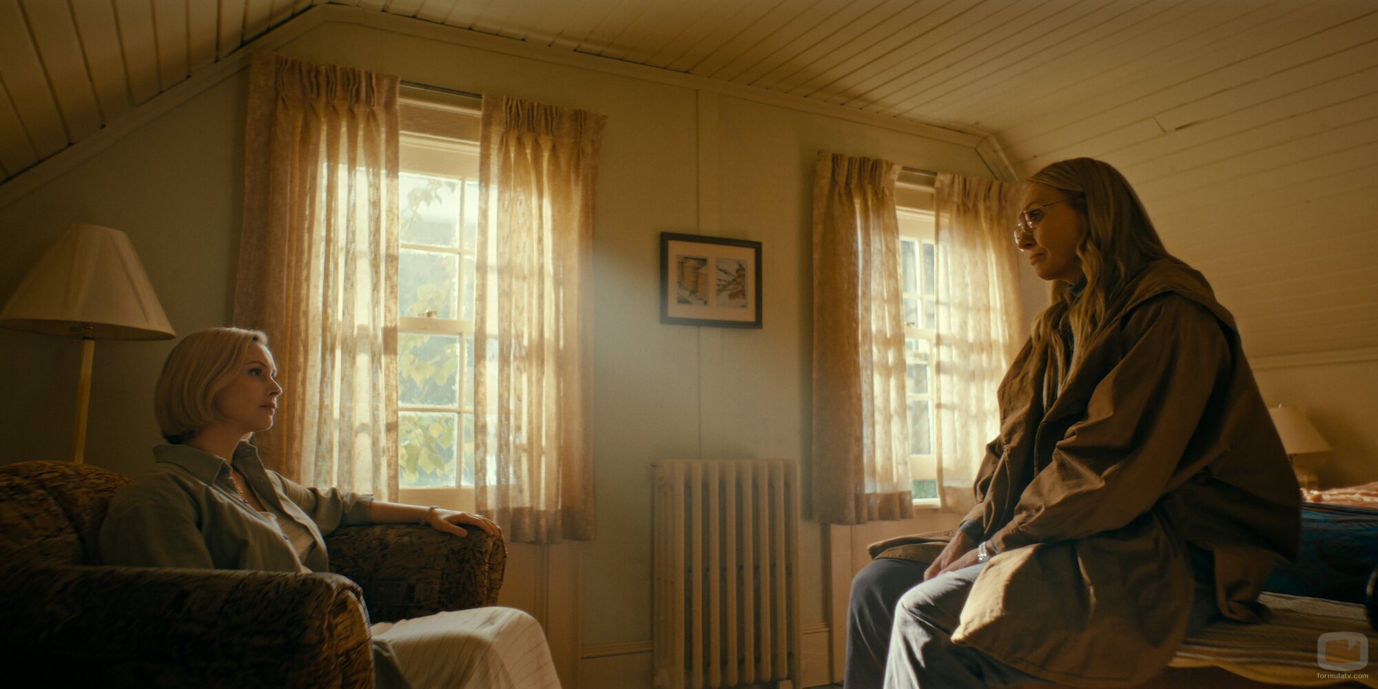 Toni Collette y Sarah Gadon en 'Salto' de 'Wayward'