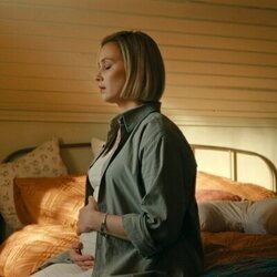 Sarah Gadon en 1x08 'Salto' de 'Incontrolables'