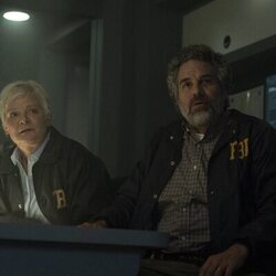 Mark Ruffalo y Martha Plimpton en 1x04 'Todos los Caminos' de 'Task'