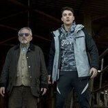 Antonio Durán 'Morris' y Sergio Abelaira en 1x01 titulado 'Familia Kawanda' de 'Animal'