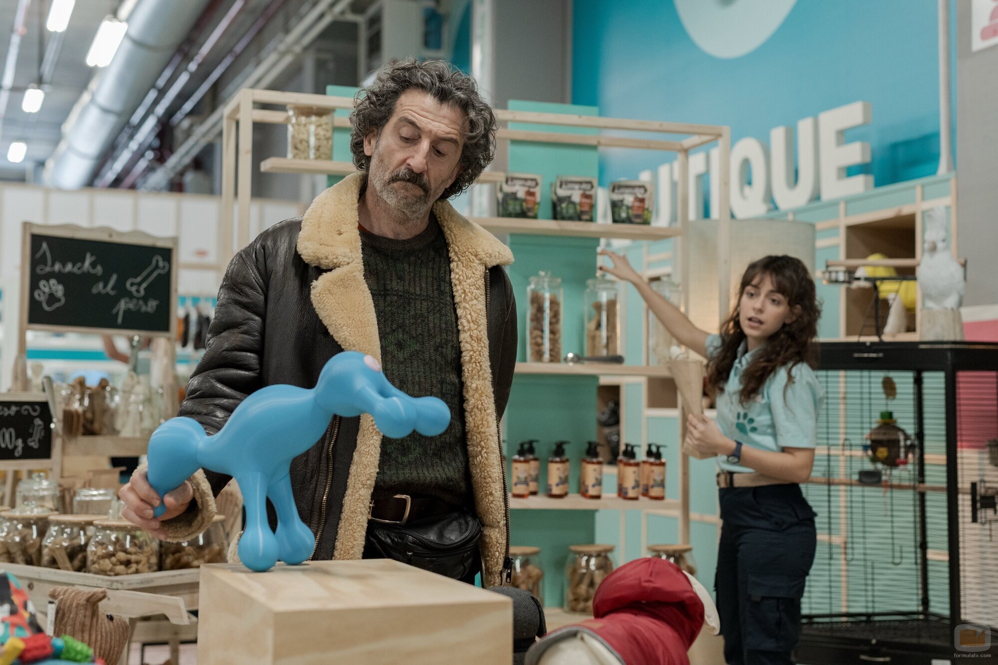 Luis Zahera y Lucía Caraballo en el 1x01 de 'Animal salvaje'